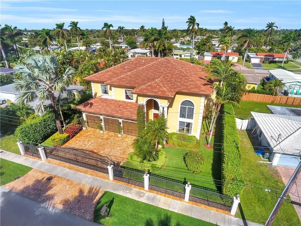2421 NE 51st Street Lighthouse Point FL 33064