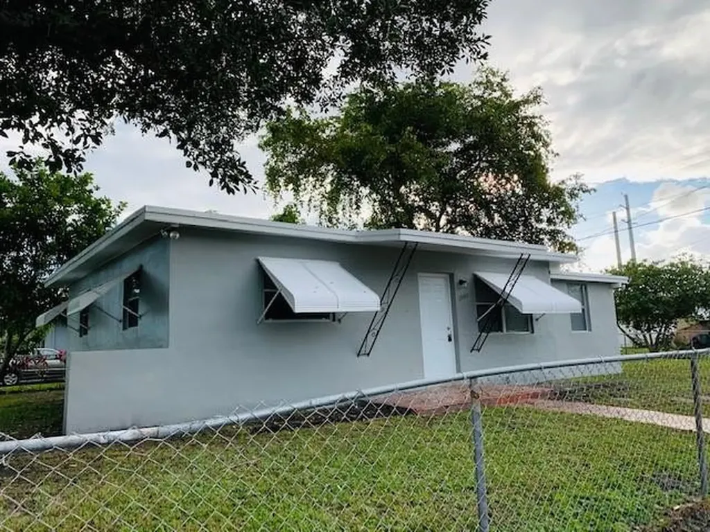 3900 SW 36th Street West Park FL 33023