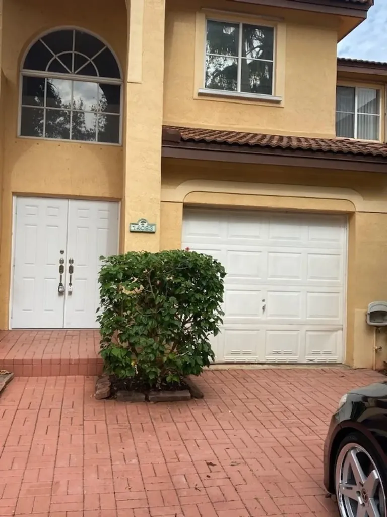 14093 N Forest Oak Circle Davie FL 33325