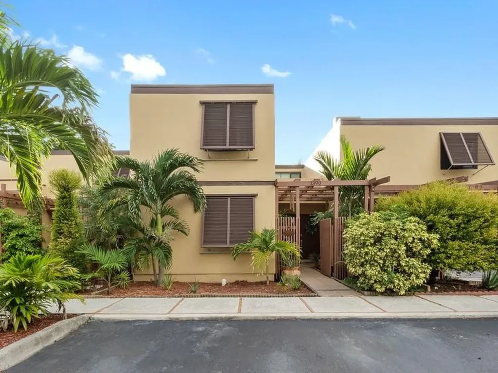1390 E Golfview Drive Pembroke Pines FL 33026
