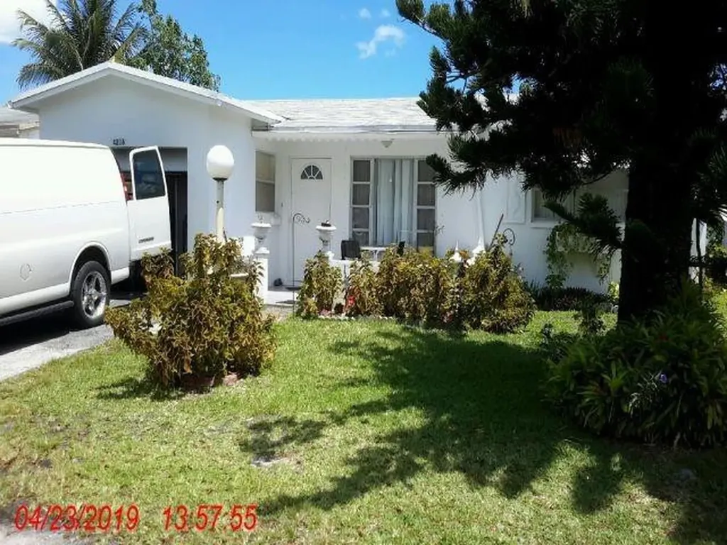 4216 NW 52nd Avenue Lauderdale Lakes FL 33319