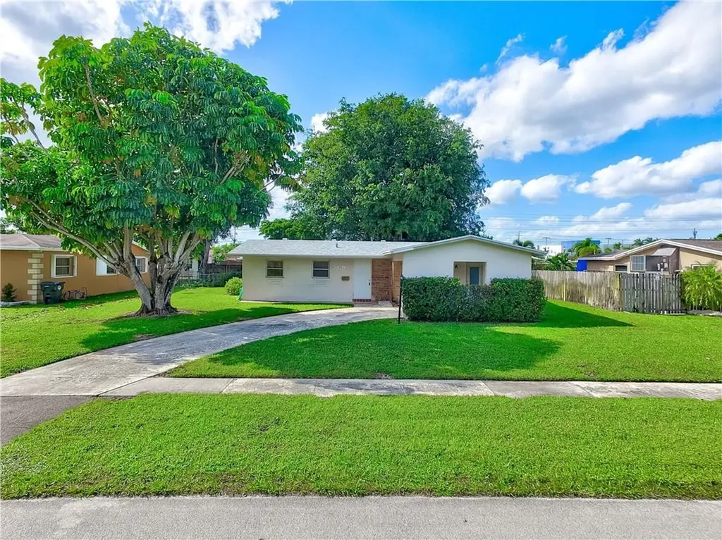 921 SW 69th Avenue North Lauderdale FL 33068
