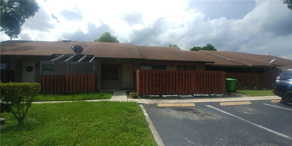 2562 N Nob Hill Road Sunrise FL 33322