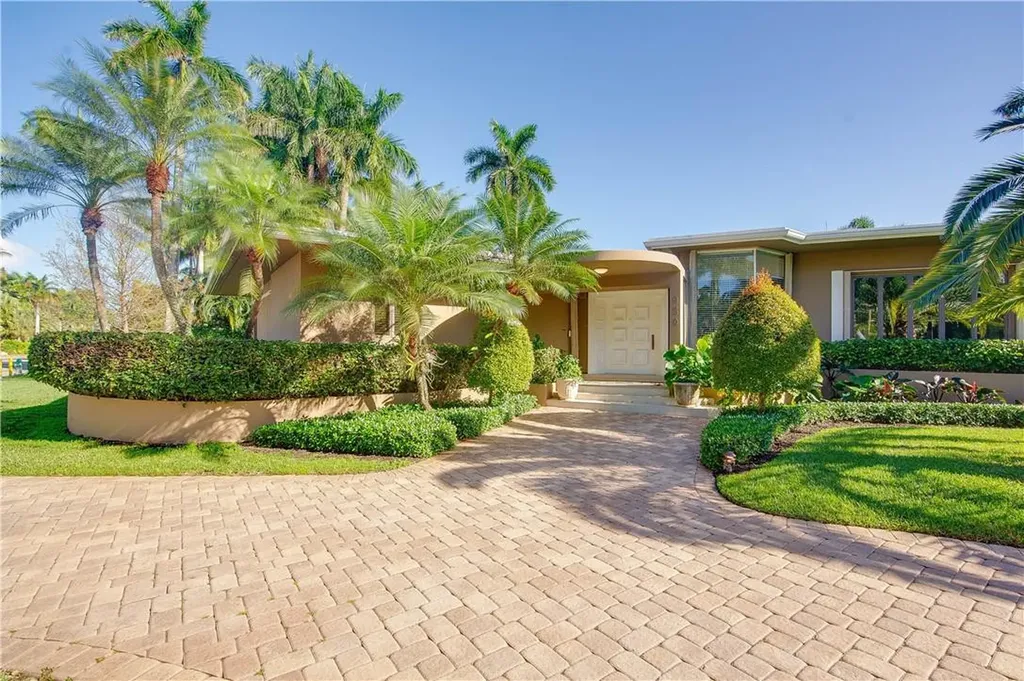 950 S Southlake Drive Hollywood FL 33019