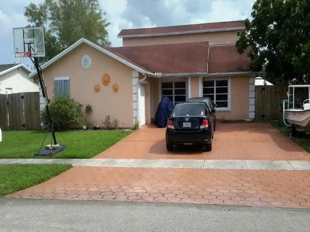 8420 NW 7th Street Pembroke Pines FL 33024