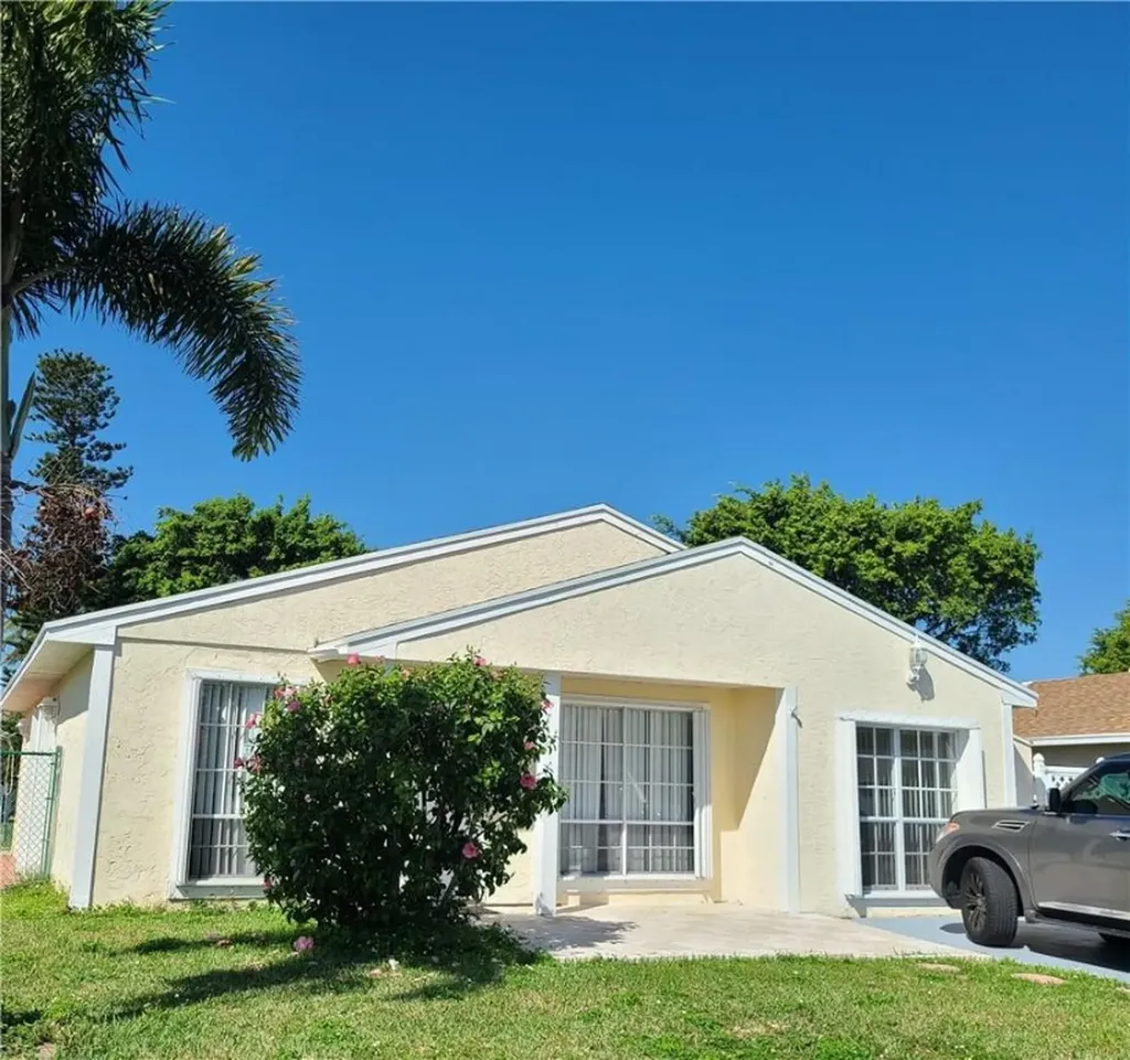 8283 Barnyard Way Boca Raton FL 33433