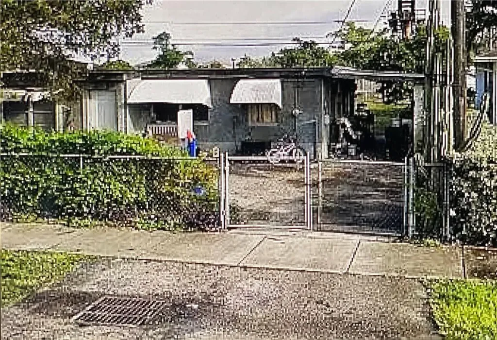 4217 SW 18th Street West Park FL 33023