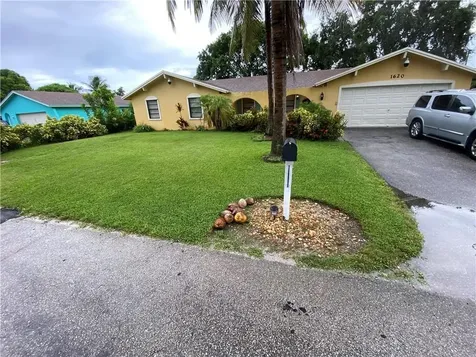 1620 Sherwood Avenue Mangonia Park FL 33407