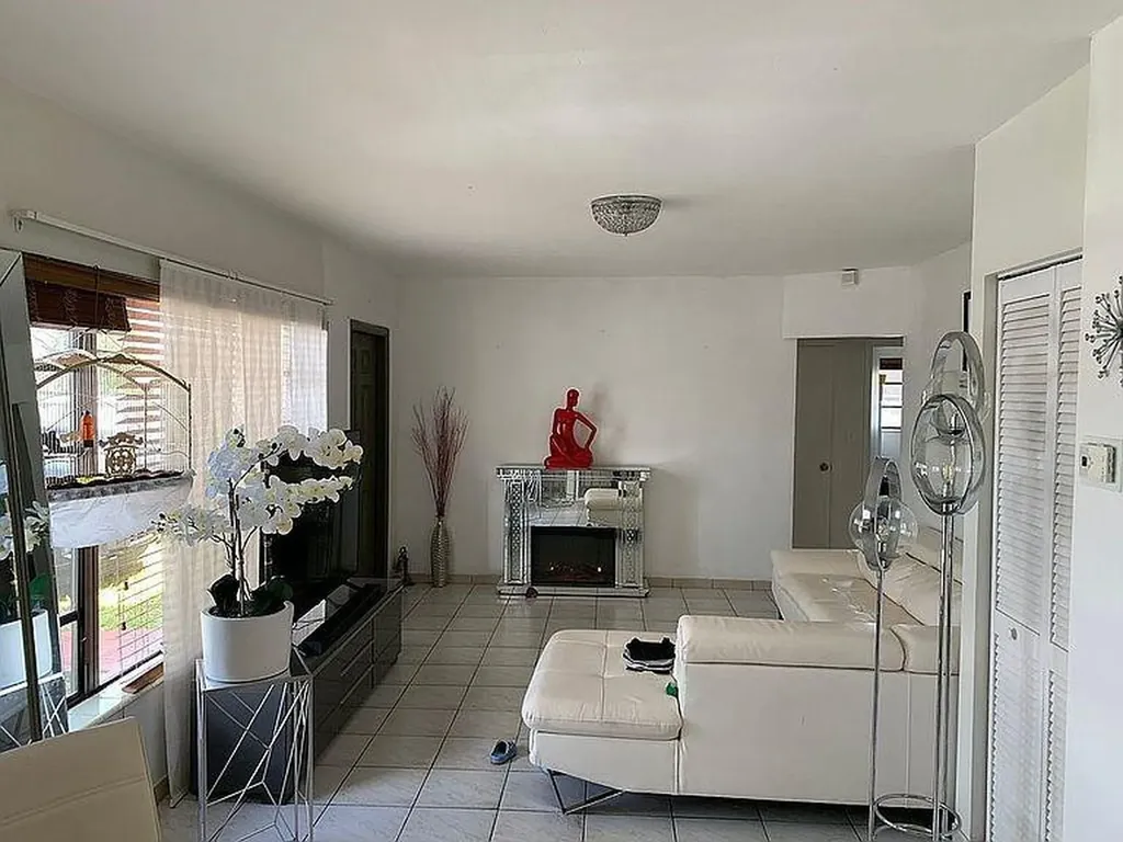 420 W 39th Place Hialeah FL 33012