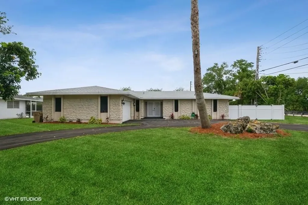 2401 SW 86th Avenue Davie FL 33324