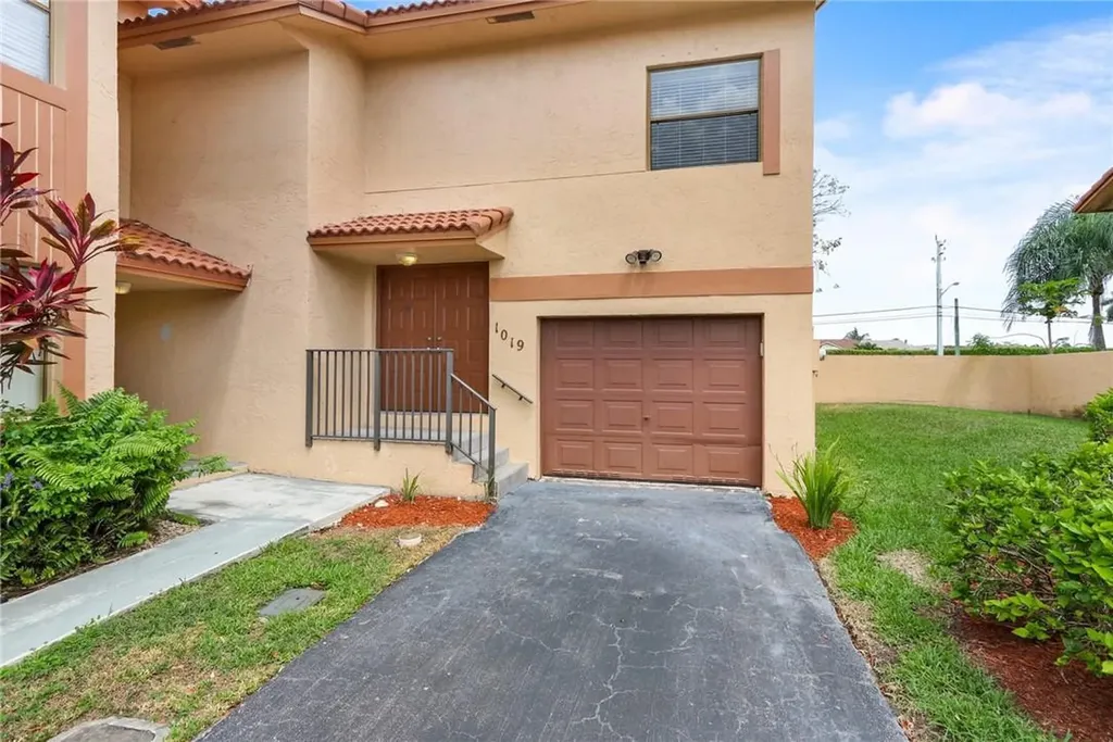 1019 SW 112th Terrace Pembroke Pines FL 33025