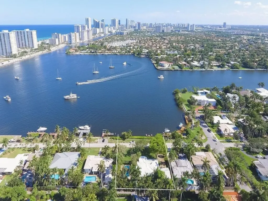 823 N Southlake Drive Hollywood FL 33019