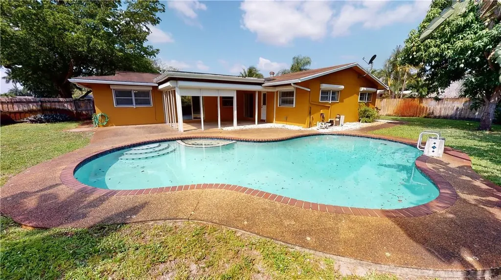 810 SW 69th Terrace Plantation FL 33317