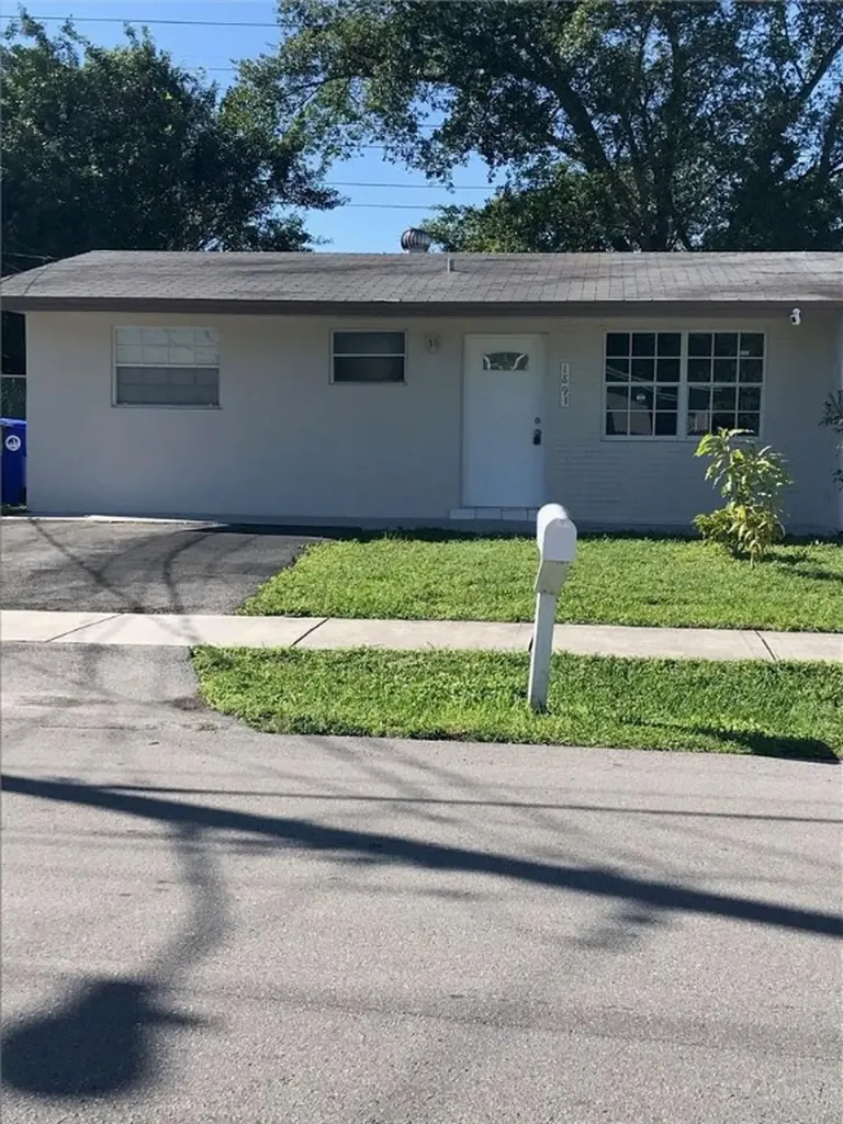 1893 SW 70th Way North Lauderdale FL 33068