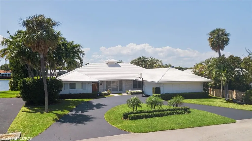 17 Cayuga Road Sea Ranch Lakes FL 33308