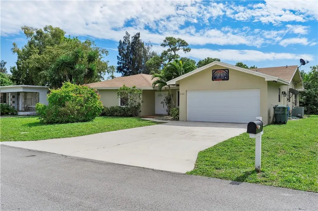 2220 NW 28th Street Oakland Park FL 33311