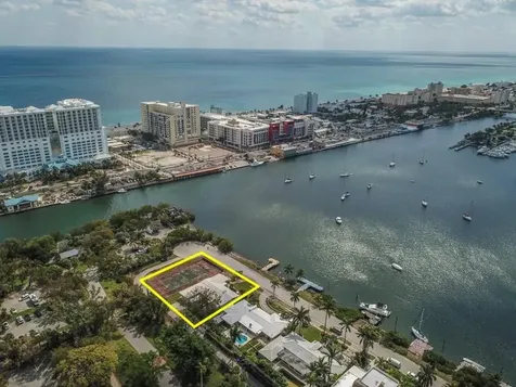 705 N Northlake Drive Hollywood FL 33019