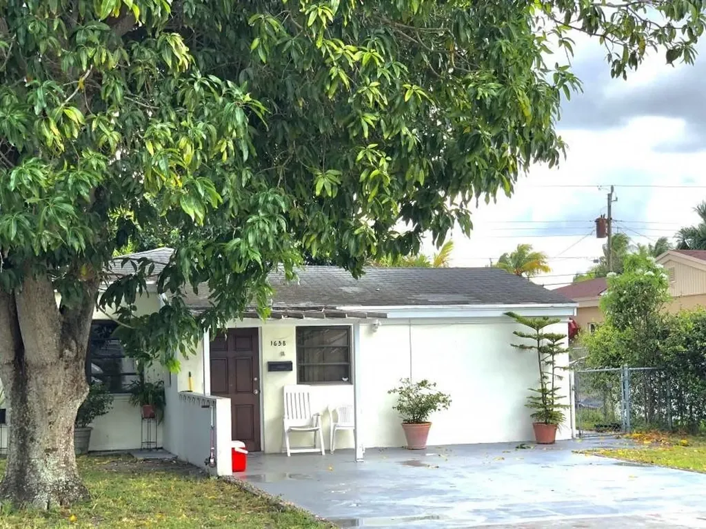1658 NE 180th Street North Miami Beach FL 33162