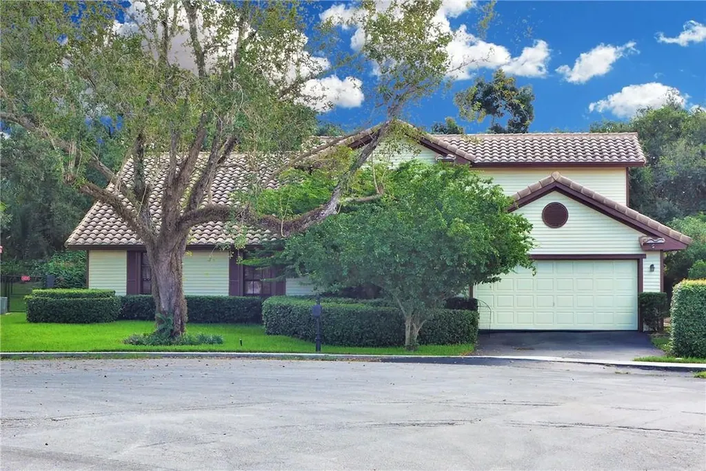 1930 E Oak Knoll Circle Davie FL 33324