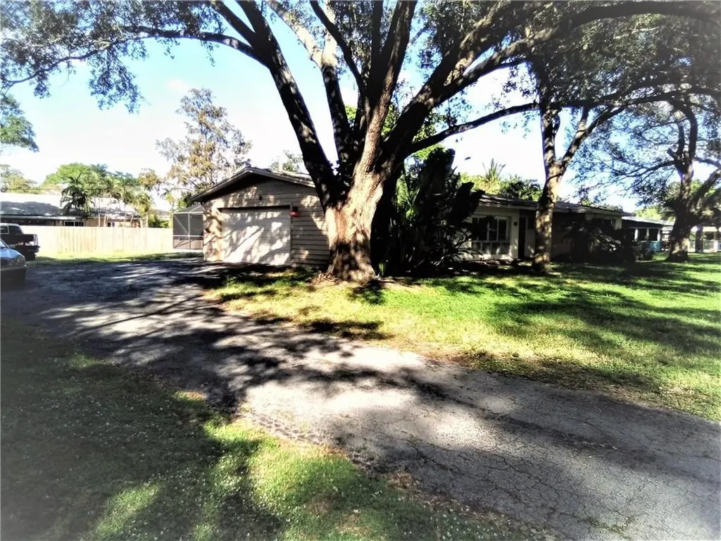 4511 E Country Club Circle Plantation FL 33317