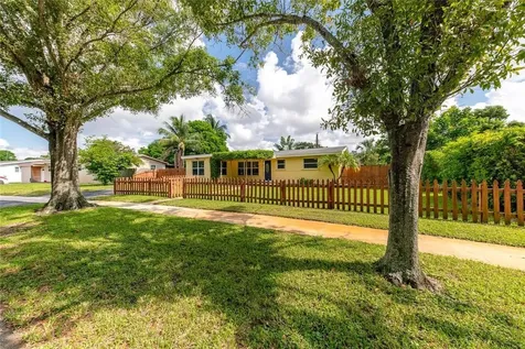 4711 SW 10th Street Plantation FL 33317
