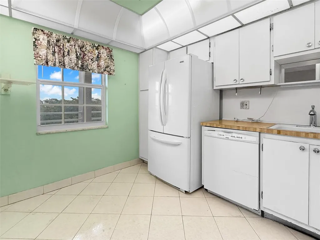 605 Oaks Drive Pompano Beach FL 33069