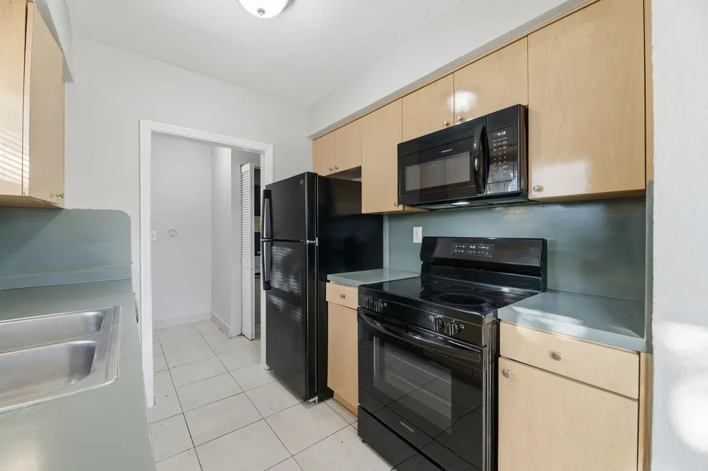 5649 SW 36th Court West Park FL 33023