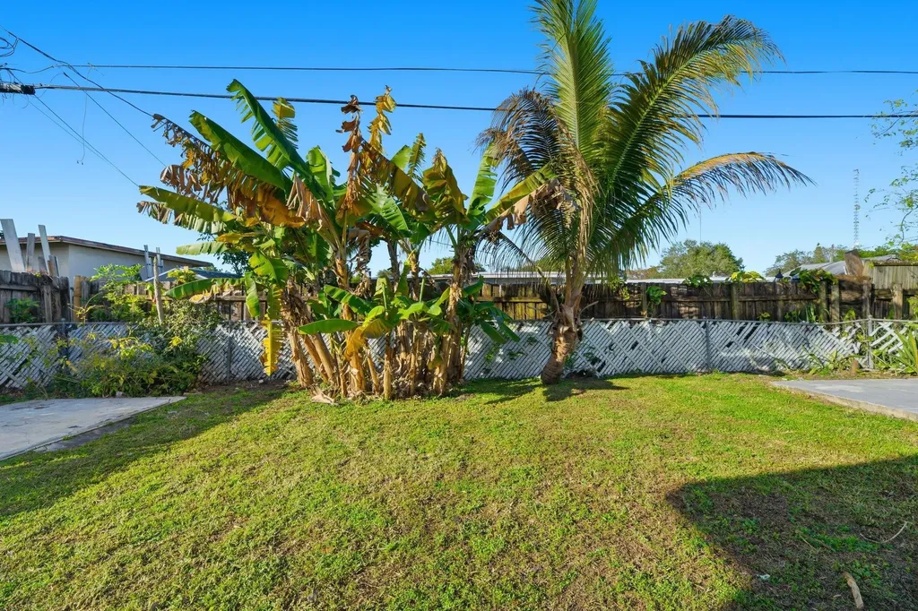 5649 SW 36th Court West Park FL 33023