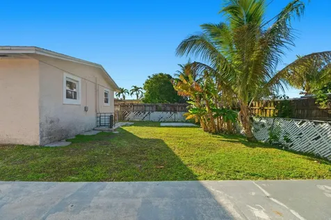 5649 SW 36th Court West Park FL 33023