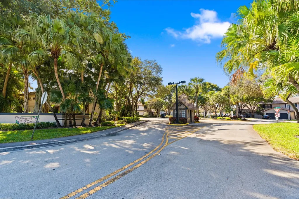 9129 N Vineyard Lake Drive Plantation FL 33324
