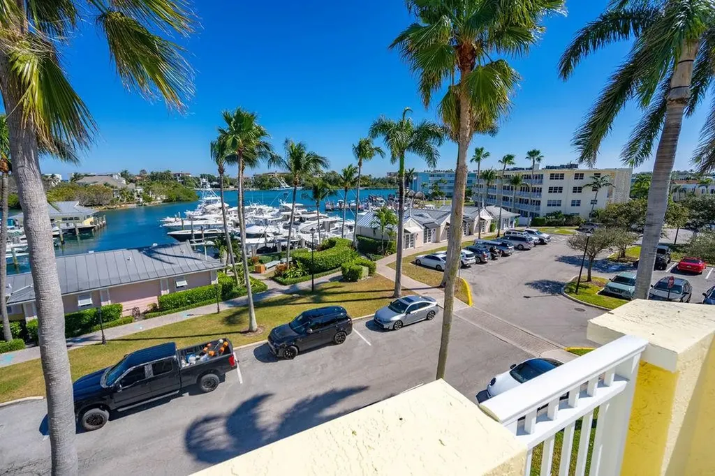 2825 Marina Circle Lighthouse Point FL 33064