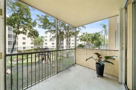 8225 Lake Drive Doral FL 33166