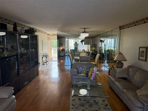 425 SE 11th Terrace Dania Beach FL 33004