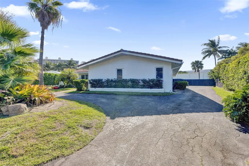 26 Cayuga Road Sea Ranch Lakes FL 33308