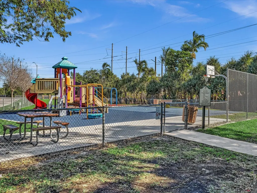 5180 SW 13th Street Plantation FL 33317