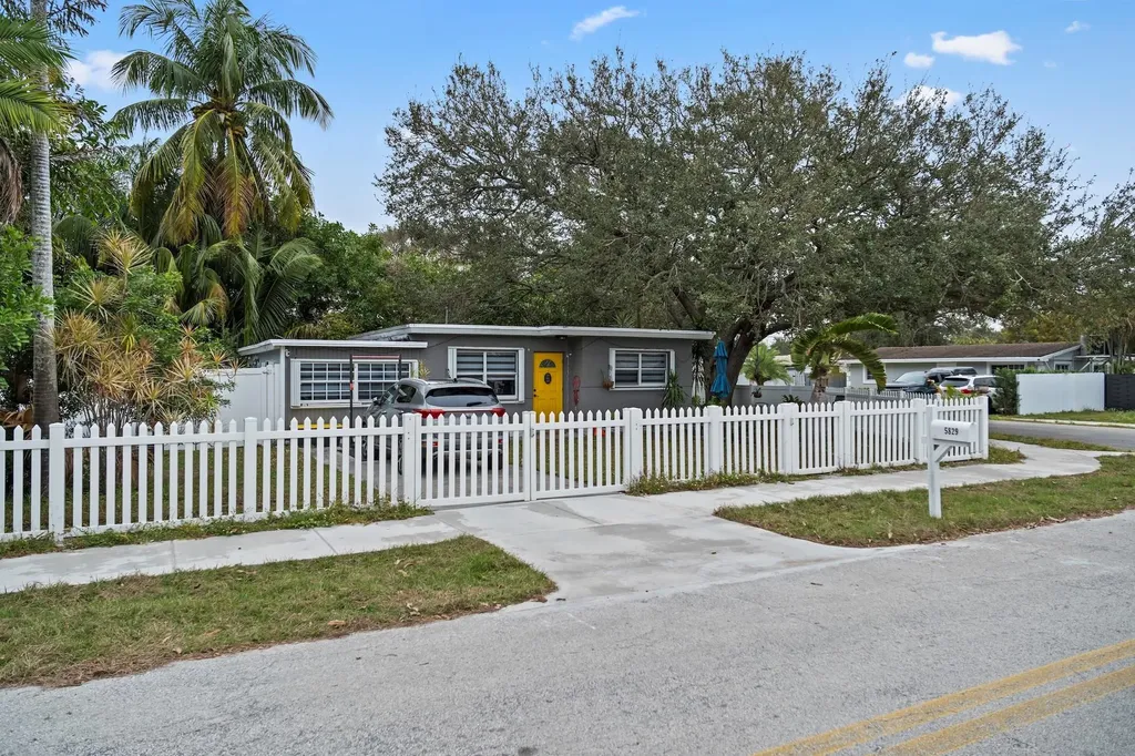 5829 Hayes Street Hollywood FL 33021