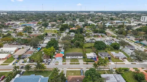 5829 Hayes Street Hollywood FL 33021