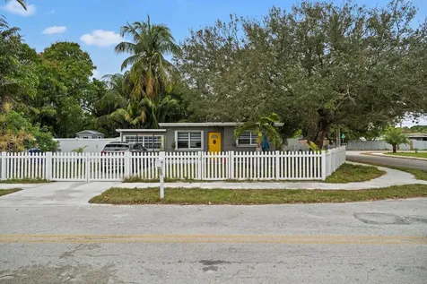 5829 Hayes Street Hollywood FL 33021