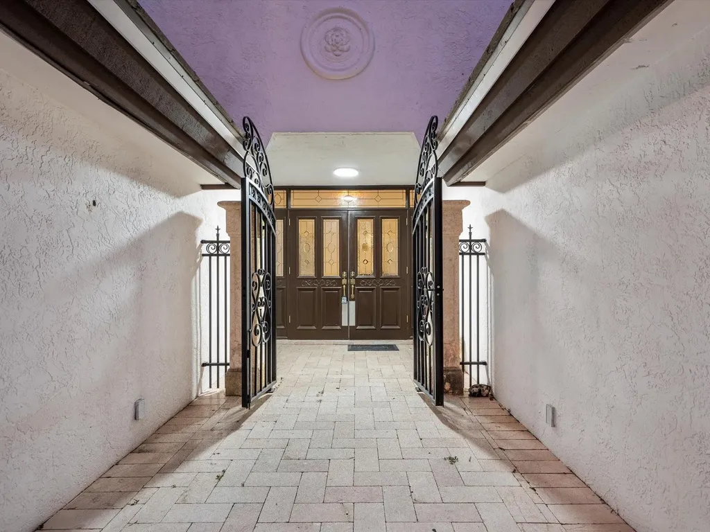 1421 Ponce De Leon Fort Lauderdale FL 33316