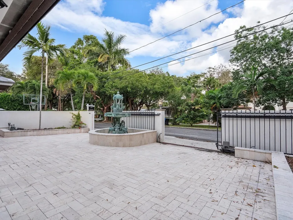 1421 Ponce De Leon Fort Lauderdale FL 33316