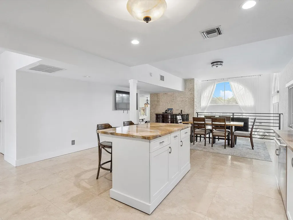 1421 Ponce De Leon Fort Lauderdale FL 33316