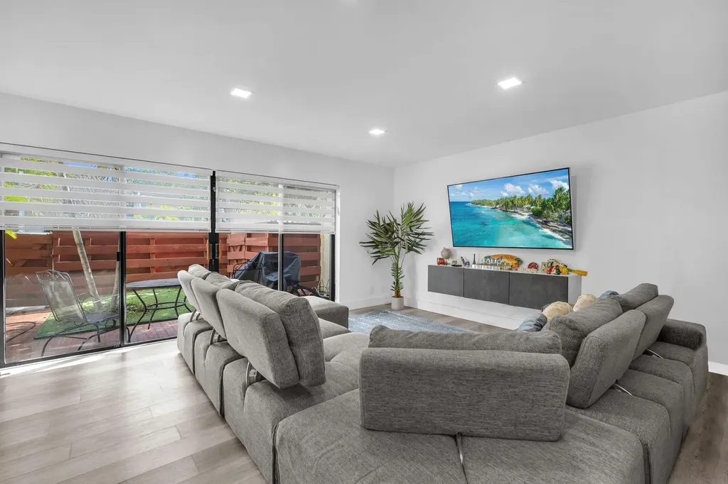 3904 Parkside Lane Hollywood FL 33021