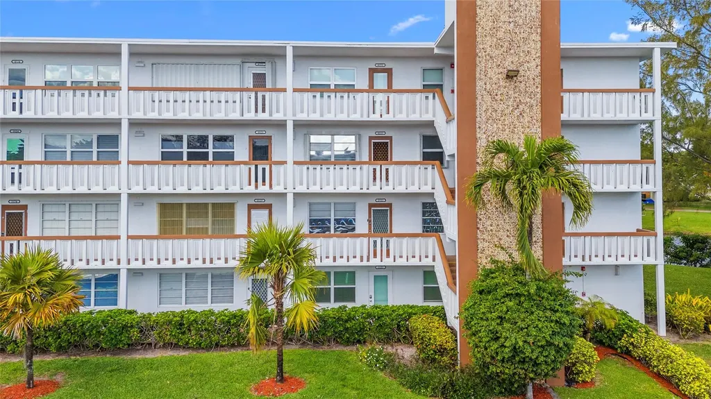 2122 Cambridge F Deerfield Beach FL 33442
