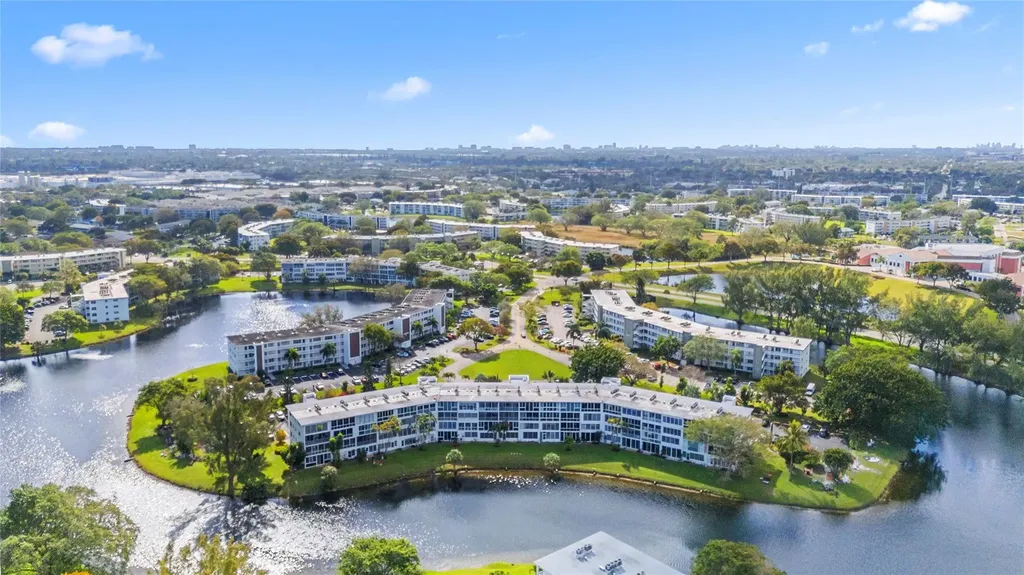 2122 Cambridge F Deerfield Beach FL 33442