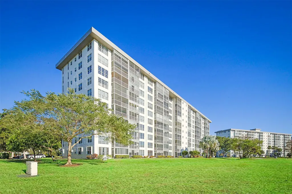 575 Oaks Lane Pompano Beach FL 33069