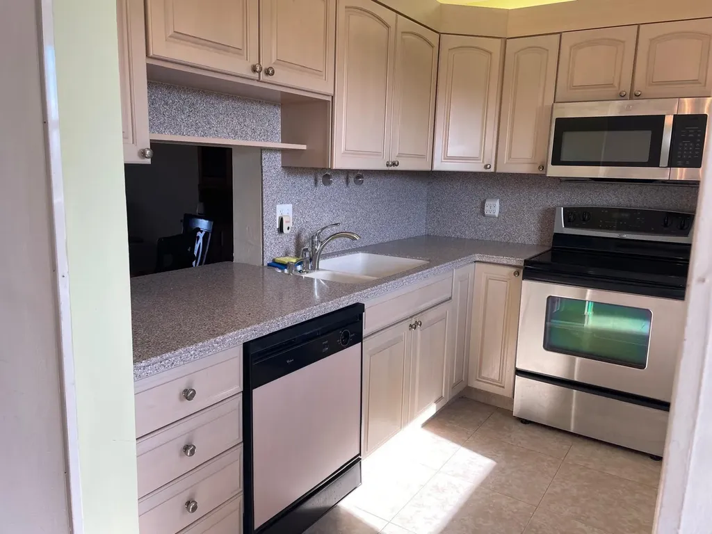 2520 NE 1st Court Boynton Beach FL 33435