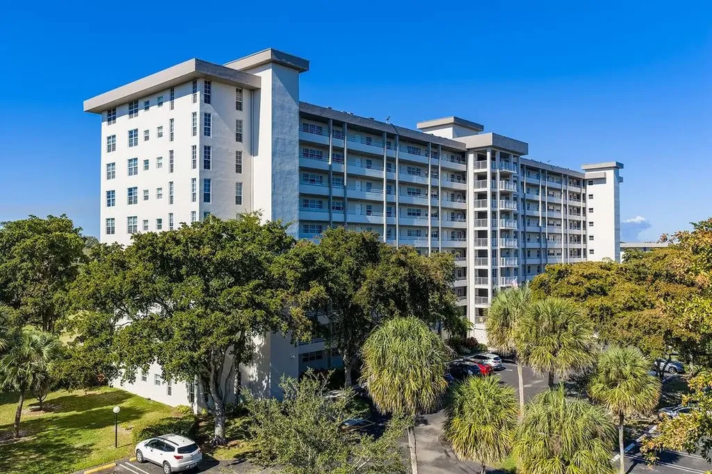 575 Oaks Lane Pompano Beach FL 33069