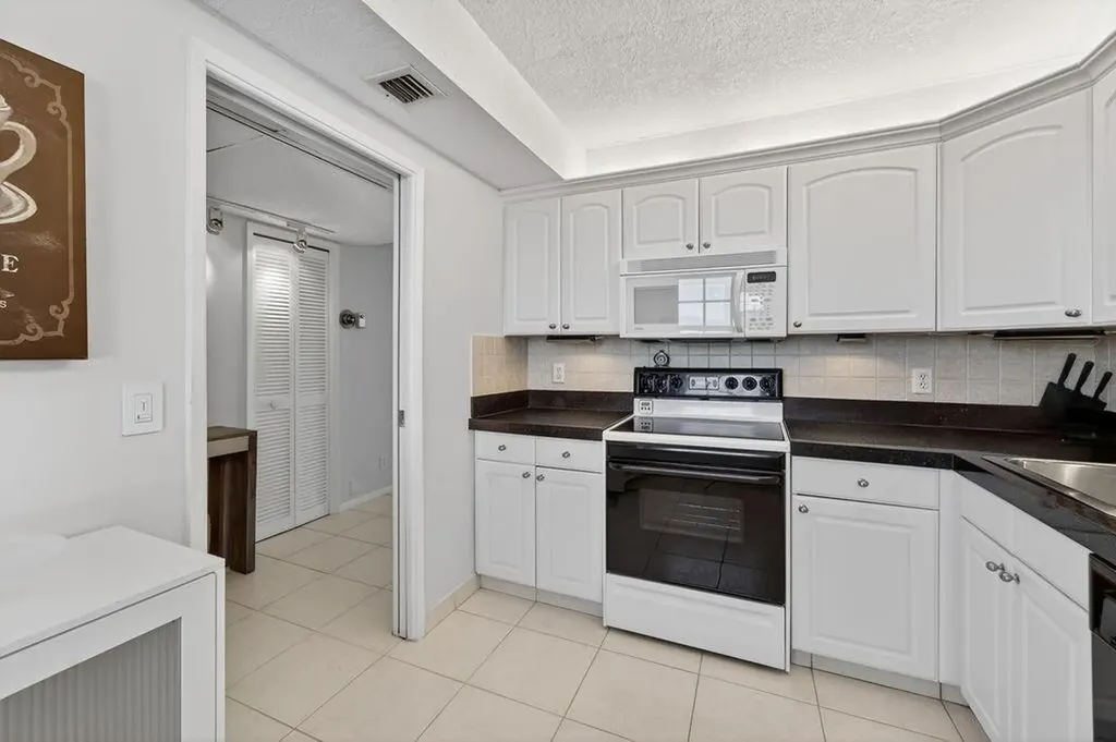 575 Oaks Lane Pompano Beach FL 33069