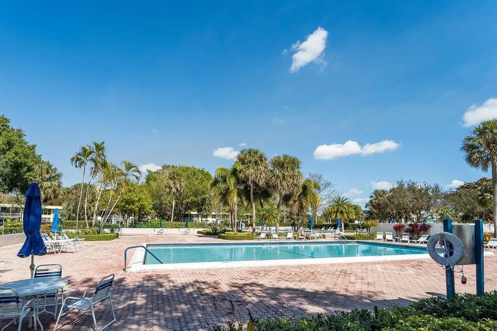 575 Oaks Lane Pompano Beach FL 33069