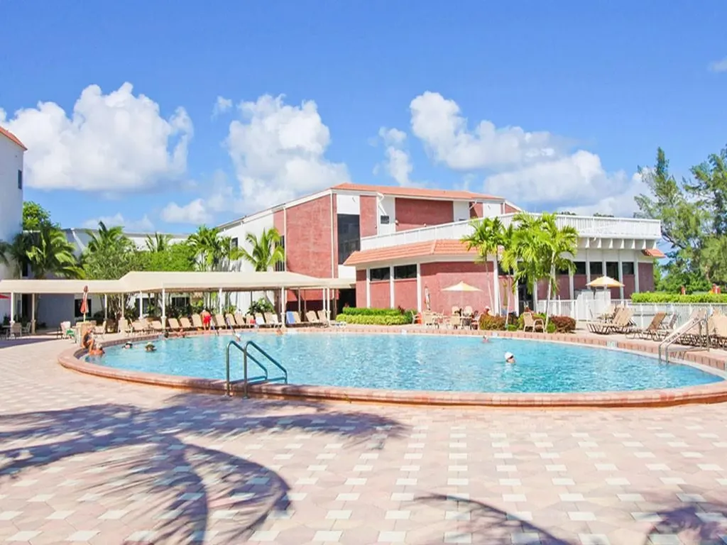 162 Grantham E Deerfield Beach FL 33442